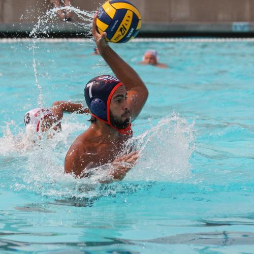 Waterpolo player throwing the ball